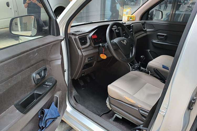 Used Wuling Hongguang V 2019 1.5L Jingqu Version China VI LAR Interior 3