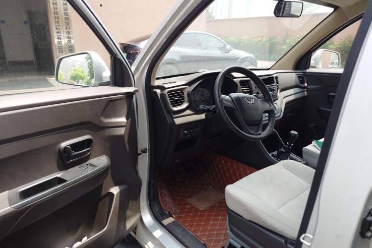 Used Wuling Hongguang V 2019 1.5L Standard Version China VI LAR Interior 3