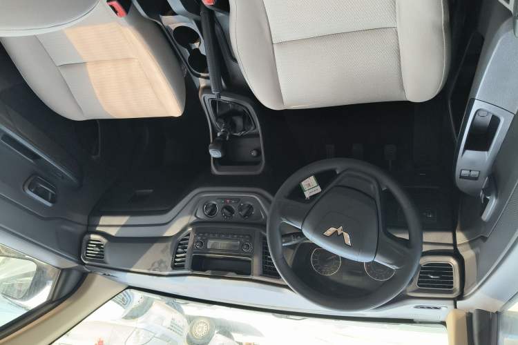 Used Wuling Hongguang V 2019 1.5L Standard Version China VI LAR Interior 4