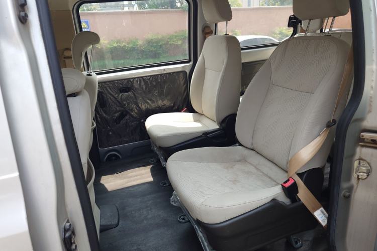 Used Wuling Hongguang V 2019 1.5L Standard Version China VI LAR Interior 4