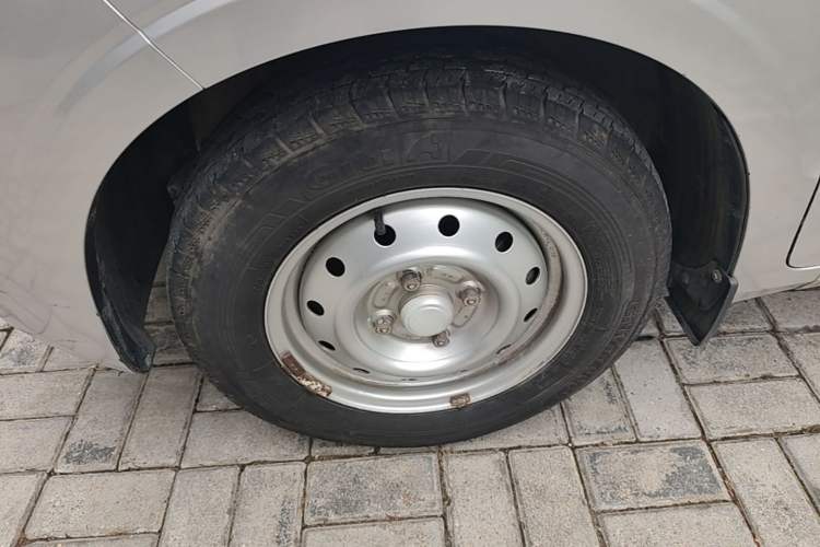 Used Wuling Hongguang V 2019 1.5L Jingqu Edition Sealed-Window Vehicle China VI LAR Left Front Wheel Hub