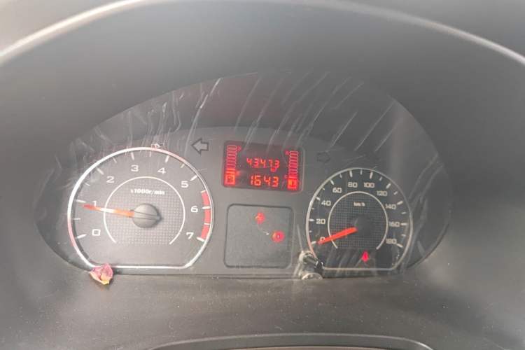 Used Wuling Hongguang V 2019 1.5L Jingqu Edition Sealed-Window Vehicle China VI LAR Odometer Close Up