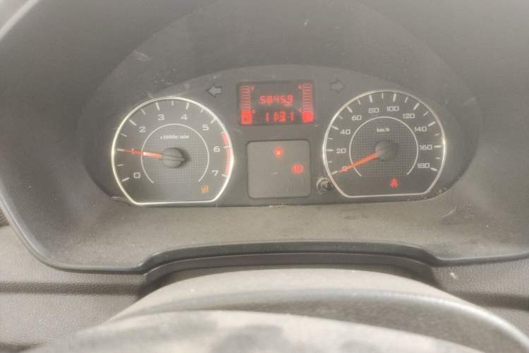 Used Wuling Hongguang V 2019 1.5L Enjoyment Version China VI LAR Odometer Close Up