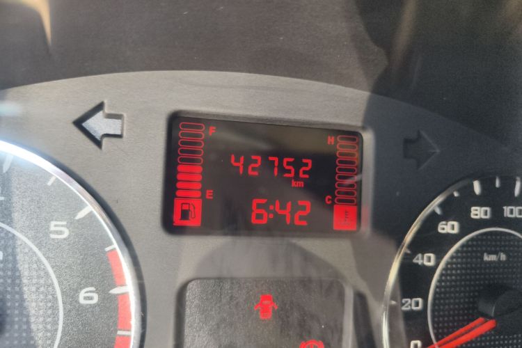 Used Wuling Hongguang V 2019 1.5L Jingqu Edition Sealed-Window Vehicle China VI LAR Odometer Close Up