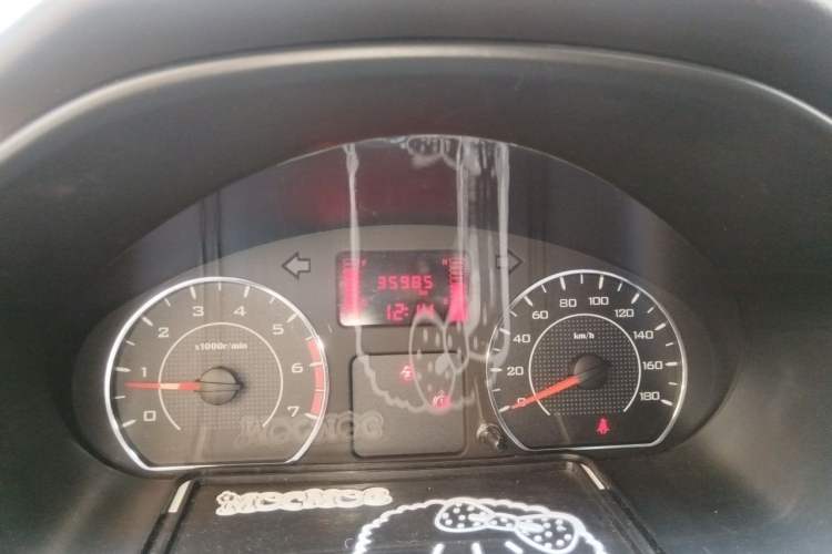 Used Wuling Hongguang V 2019 1.5L Jingqu Edition Sealed-Window Vehicle China VI LAR Odometer Close Up