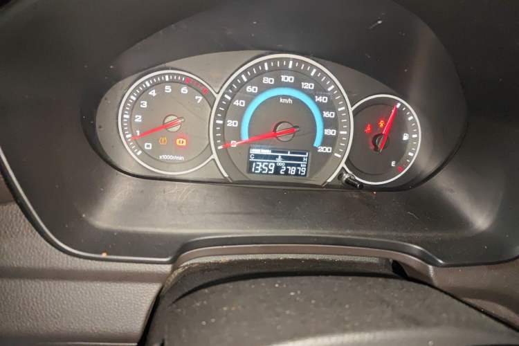 Used Wuling Hongguang V 2019 1.5L Enjoyment Version China VI LAR Odometer Close Up