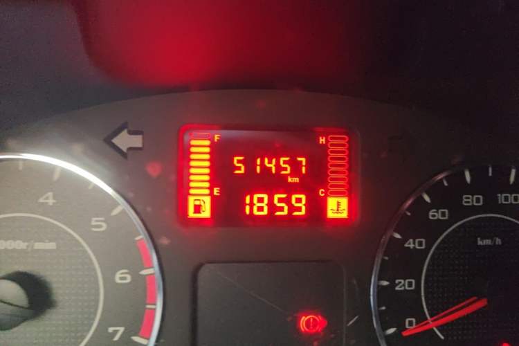 Used Wuling Hongguang V 2019 1.5L Jingqu Edition Sealed-Window Vehicle China VI LAR Odometer Close Up