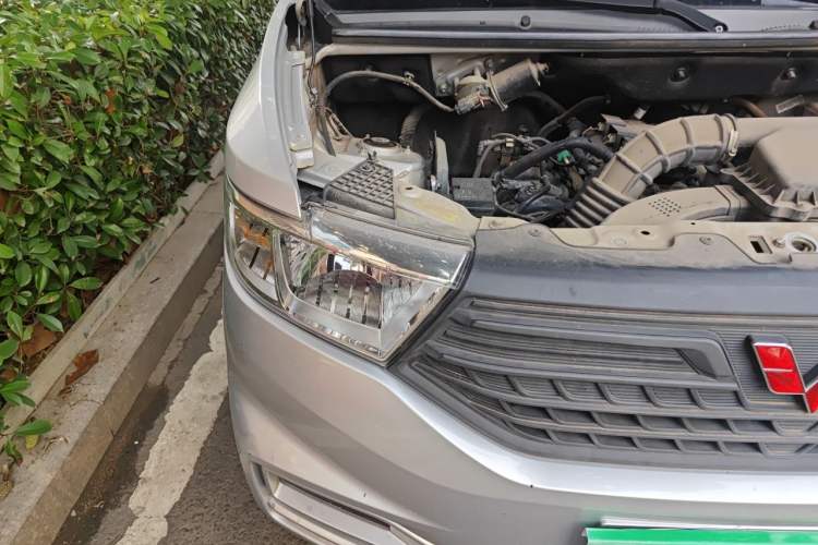 Used Wuling Hongguang V 2019 1.5L Jingqu Edition Sealed-Window Vehicle China VI LAR Right Front Headlight