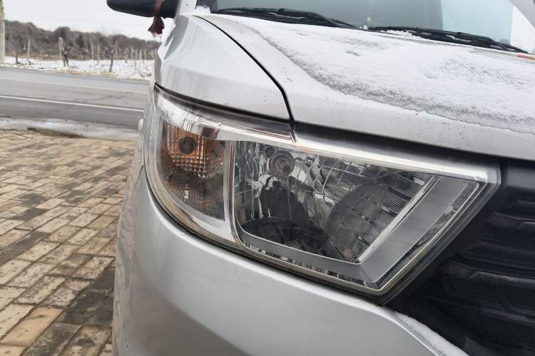 Used Wuling Hongguang V 2019 1.5L Jingqu Edition Sealed-Window Vehicle China VI LAR Right Front Headlight