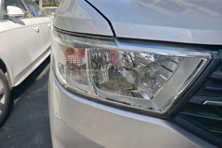 Used Wuling Hongguang V 2019 1.5L Standard Version China VI LAR Right Front Headlight