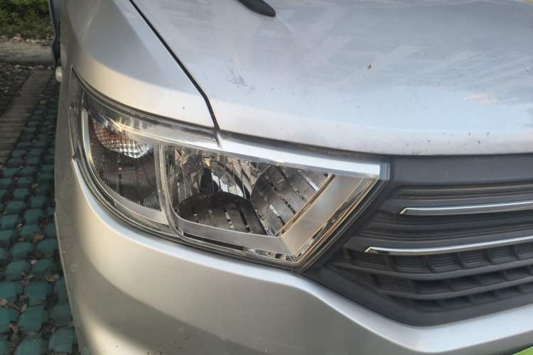 Used Wuling Hongguang V 2019 1.5L Enjoyment Version China VI LAR Right Front Headlight