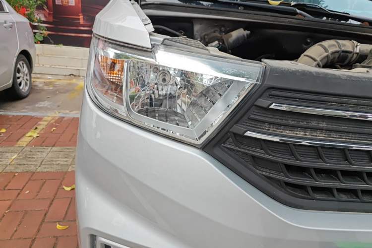Used Wuling Hongguang V 2019 1.5L Jingqu Version China VI LAR Right Front Headlight