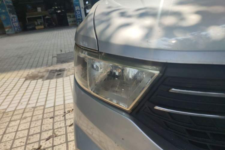 Used Wuling Hongguang V 2019 1.5L Standard Version China VI LAR Right Front Headlight