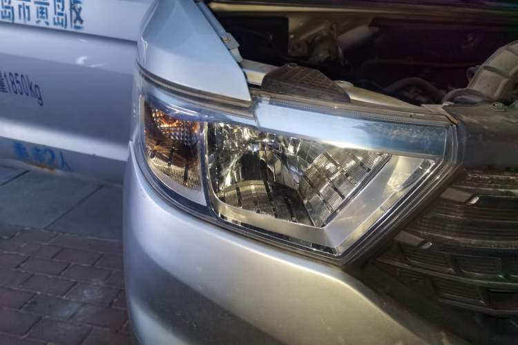 Used Wuling Hongguang V 2019 1.5L Jingqu Edition Sealed-Window Vehicle China VI LAR Right Front Headlight