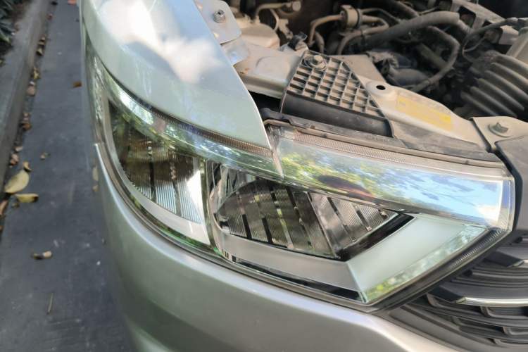 Used Wuling Hongguang V 2019 1.5L Standard Version L2B Right Front Headlight