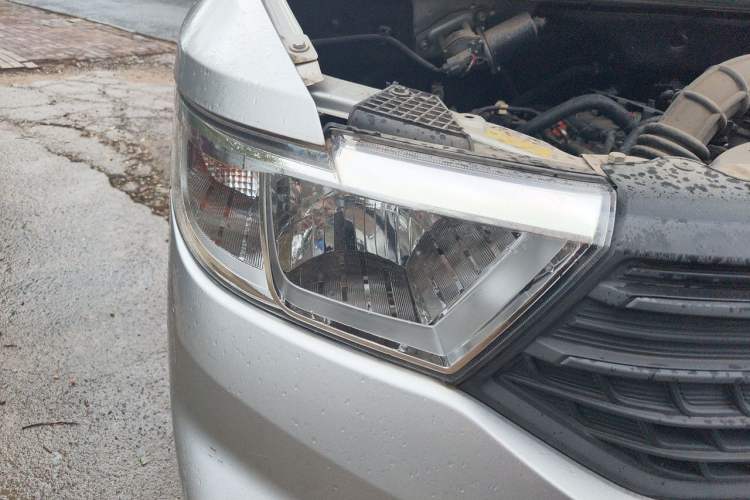 Used Wuling Hongguang V 2019 1.5L Base Version China VI LAR Right Front Headlight