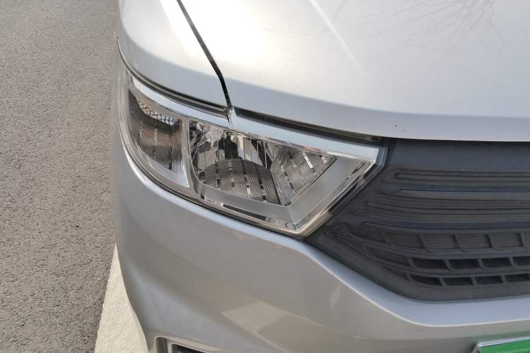 Used Wuling Hongguang V 2019 1.5L Jingqu Version China VI LAR Right Front Headlight