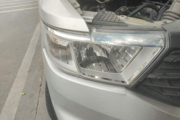 Used Wuling Hongguang V 2019 1.5L Enjoyment Version China VI LAR Right Front Headlight