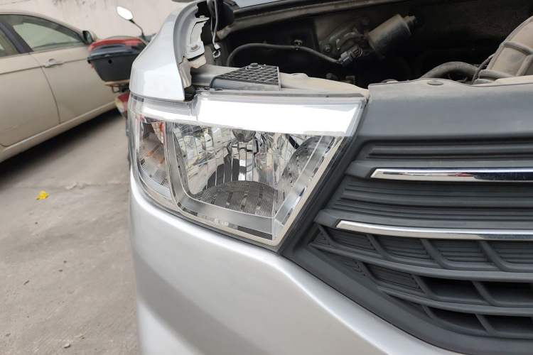 Used Wuling Hongguang V 2019 1.5L Enjoyment Version China VI LAR Right Front Headlight