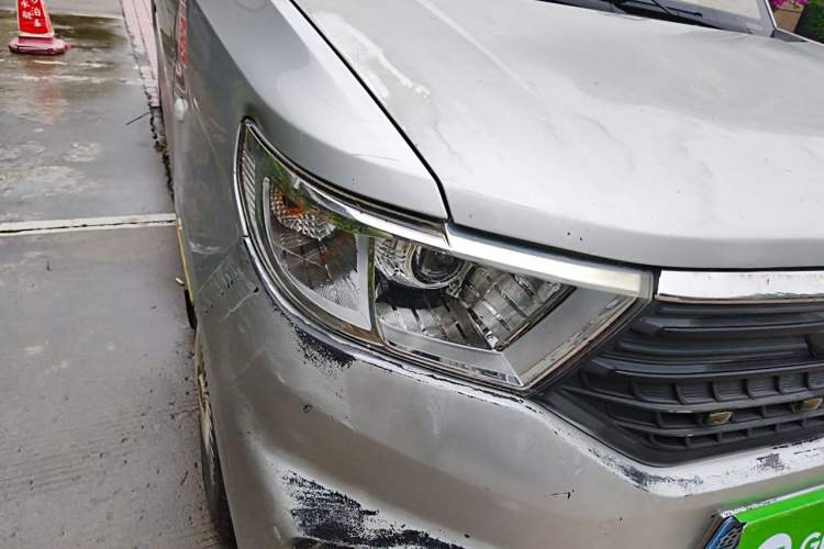 Used Wuling Hongguang V 2019 1.5L Jingqu Edition Sealed-Window Vehicle China VI LAR Right Front Headlight