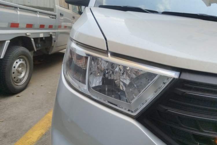 Used Wuling Hongguang V 2019 1.5L Jingqu Edition Sealed-Window Vehicle China VI LAR Right Front Headlight