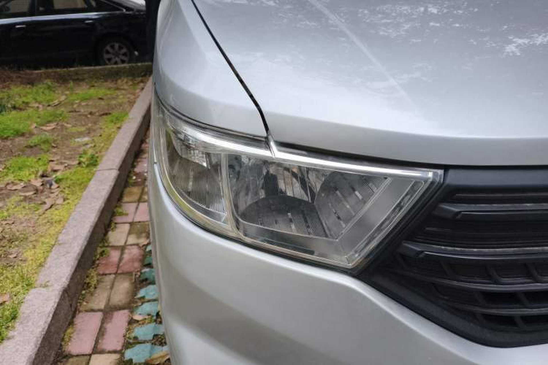 Used Wuling Hongguang V 2019 1.5L Jingqu Edition Sealed-Window Vehicle China VI LAR Right Front Headlight
