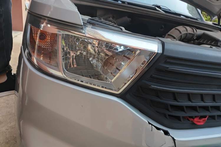 Used Wuling Hongguang V 2019 1.5L Jingqu Edition Sealed-Window Vehicle China VI LAR Right Front Headlight