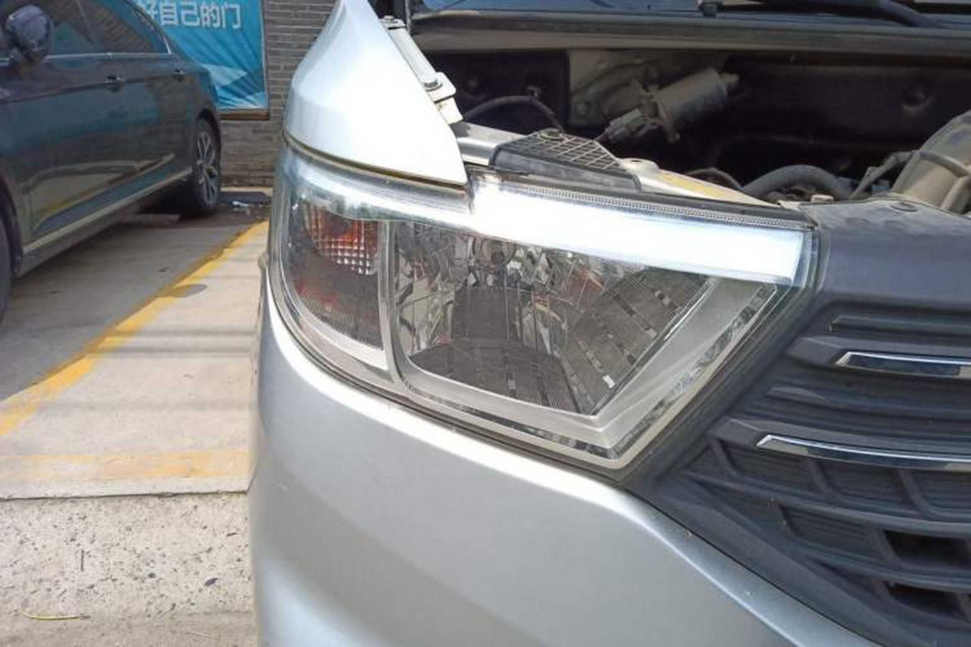 Used Wuling Hongguang V 2019 1.5L Enjoyment Version China VI LAR Right Front Headlight