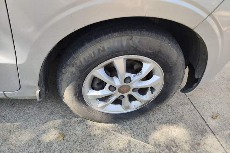 Used Wuling Hongguang V 2019 1.5L Standard Version L2B Right Front Wheel Hub