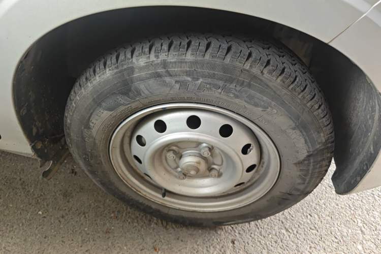 Used Wuling Hongguang V 2019 1.5L Jingqu Edition Sealed-Window Vehicle China VI LAR Right Front Wheel Hub