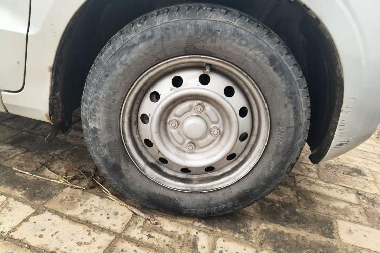 Used Wuling Hongguang V 2019 1.5L Jingqu Edition Sealed-Window Vehicle China VI LAR Right Front Wheel Hub