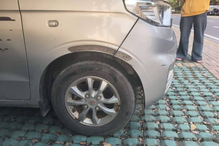 Used Wuling Hongguang V 2019 1.5L Enjoyment Version China VI LAR Right Front Wheel Hub