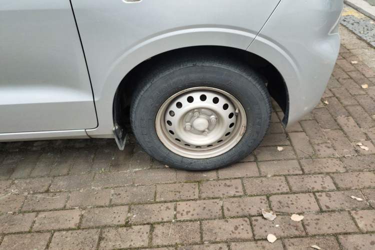 Used Wuling Hongguang V 2019 1.5L Jingqu Version China VI LAR Right Front Wheel Hub