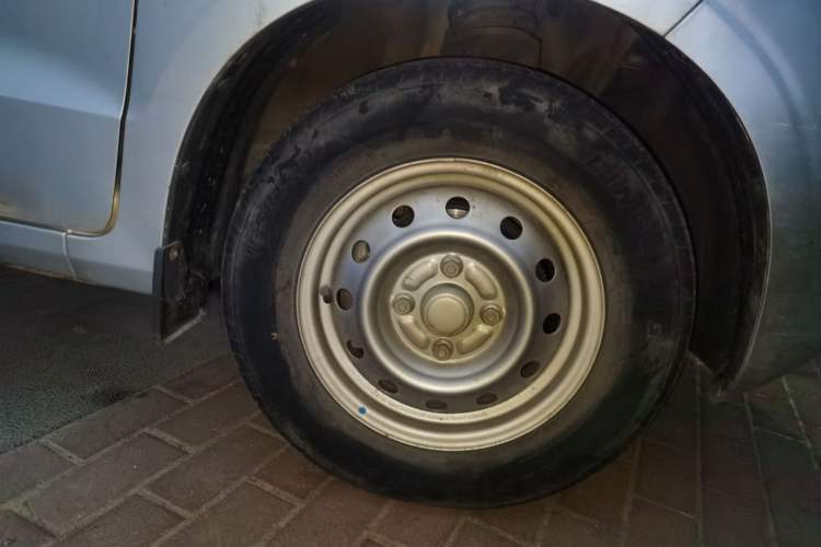 Used Wuling Hongguang V 2019 1.5L Jingqu Edition Sealed-Window Vehicle China VI LAR Right Front Wheel Hub