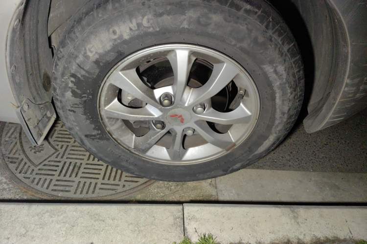 Used Wuling Hongguang V 2019 1.5L Enjoyment Version China VI LAR Right Front Wheel Hub