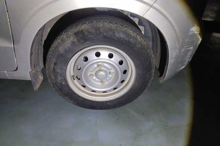 Used Wuling Hongguang V 2019 1.5L Jingqu Version China VI LAR Right Front Wheel Hub