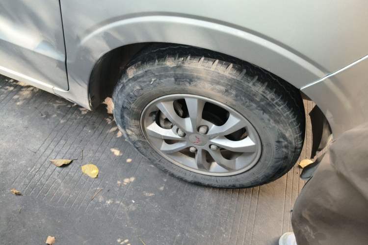 Used Wuling Hongguang V 2019 1.5L Standard Version L2B Right Front Wheel Hub
