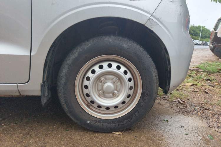 Used Wuling Hongguang V 2019 1.5L Base Version China VI LAR Right Front Wheel Hub