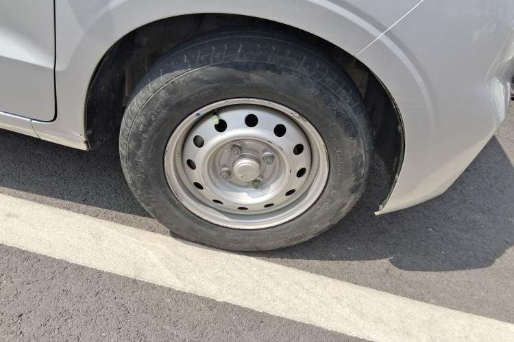 Used Wuling Hongguang V 2019 1.5L Jingqu Version China VI LAR Right Front Wheel Hub