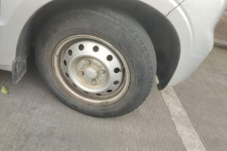 Used Wuling Hongguang V 2019 1.5L Enjoyment Version China VI LAR Right Front Wheel Hub