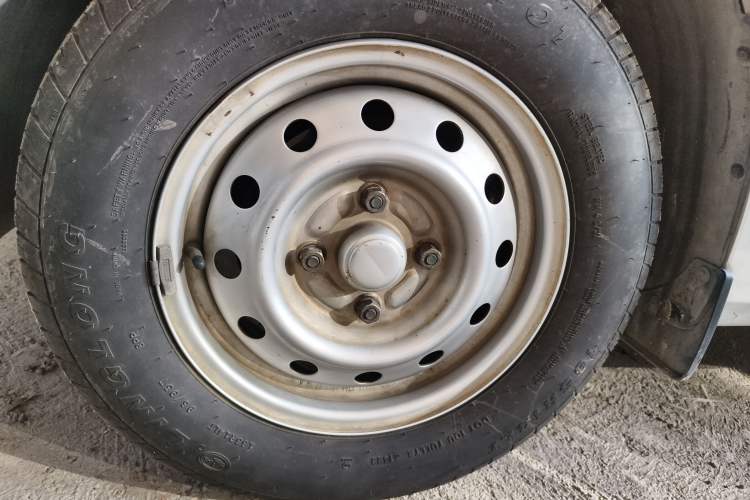 Used Wuling Hongguang V 2019 1.5L Jingqu Edition Sealed-Window Vehicle China VI LAR Right Front Wheel Hub