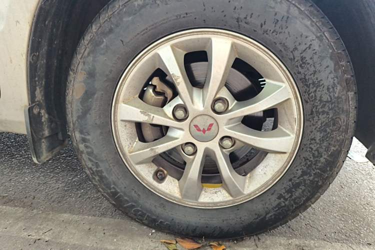 Used Wuling Hongguang V 2019 1.5L Enjoyment Version China VI LAR Right Front Wheel Hub