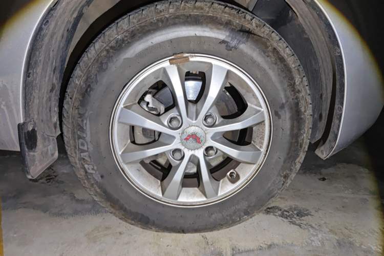 Used Wuling Hongguang V 2019 1.5L Enjoyment Version China VI LAR Right Front Wheel Hub