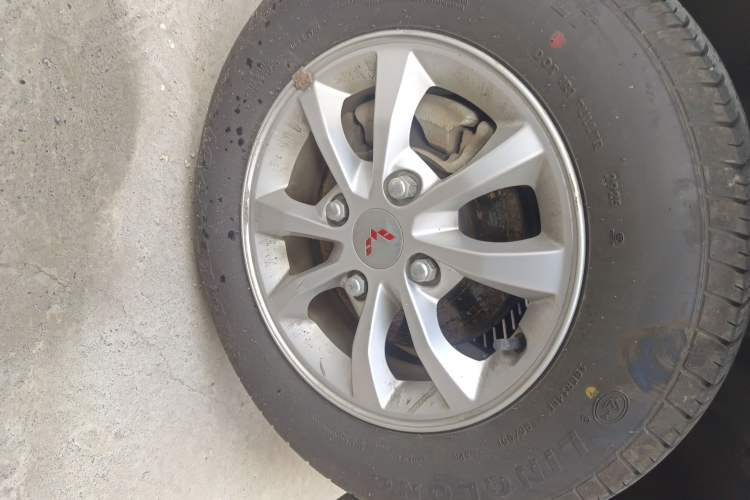 Used Wuling Hongguang V 2019 1.5L Enjoyment Version China VI LAR Right Front Wheel Hub