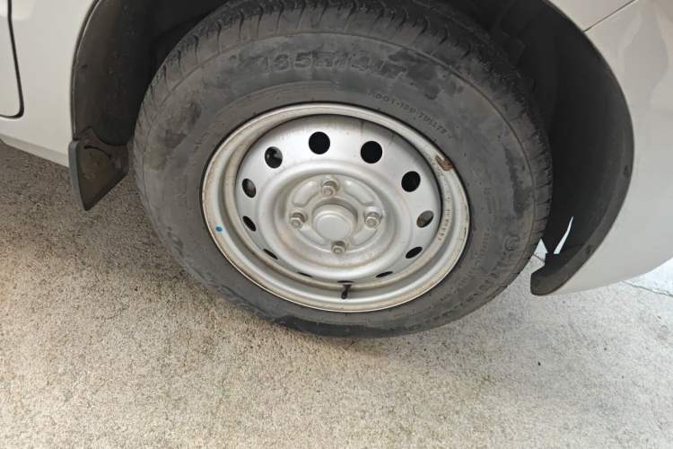 Used Wuling Hongguang V 2019 1.5L Jingqu Edition Sealed-Window Vehicle China VI LAR Right Front Wheel Hub