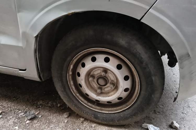 Used Wuling Hongguang V 2019 1.5L Base Version L2B Right Front Wheel Hub