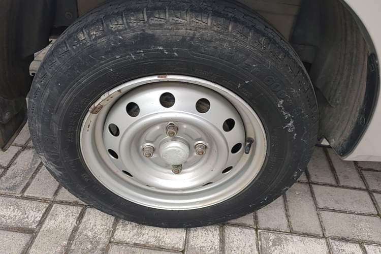 Used Wuling Hongguang V 2019 1.5L Jingqu Edition Sealed-Window Vehicle China VI LAR Right Rear Wheel Hub