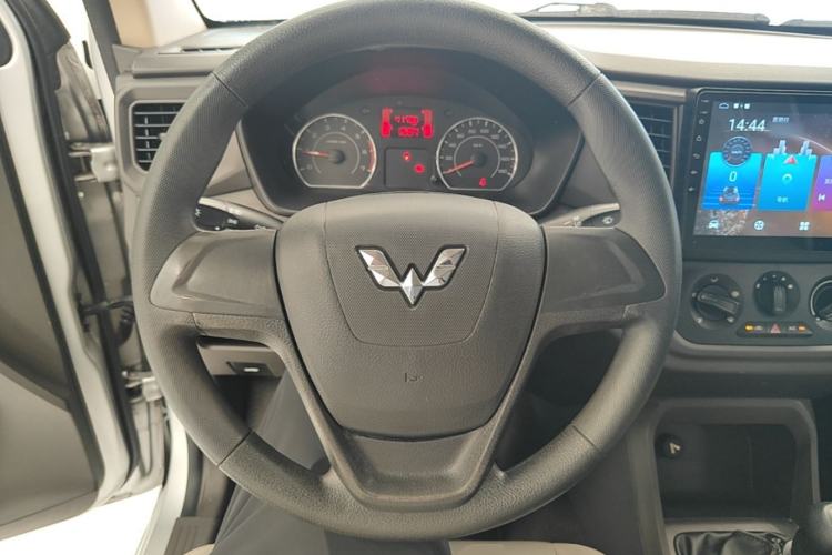 Used Wuling Hongguang V 2019 1.5L Jingqu Edition Sealed-Window Vehicle China VI LAR Steering Wheel