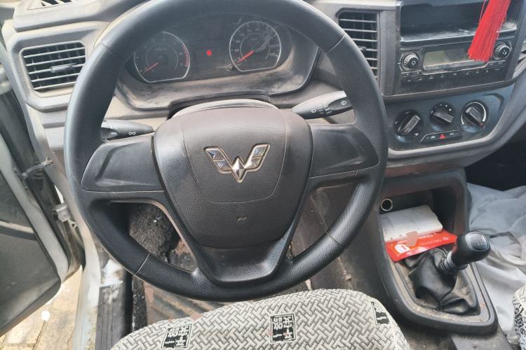 Used Wuling Hongguang V 2019 1.5L Jingqu Edition Sealed-Window Vehicle China VI LAR Steering Wheel