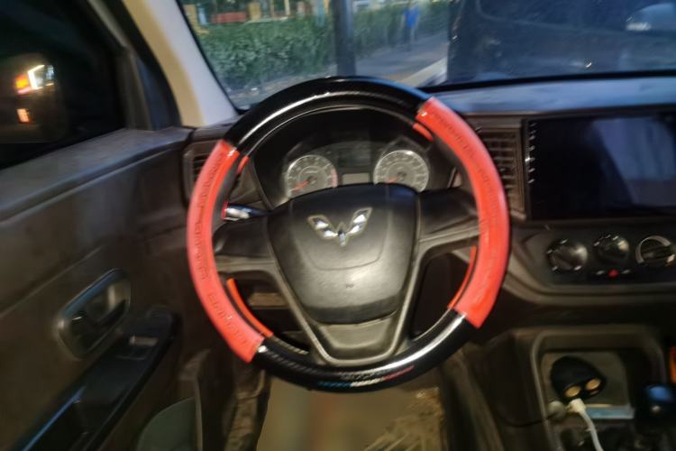 Used Wuling Hongguang V 2019 1.5L Jingqu Edition Sealed-Window Vehicle China VI LAR Steering Wheel